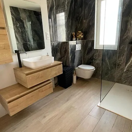 Holiday home Renovee 3 Chambres, Proche Avec Wifi, Menage Et Linge Inclus - Fr-1-323-507 *